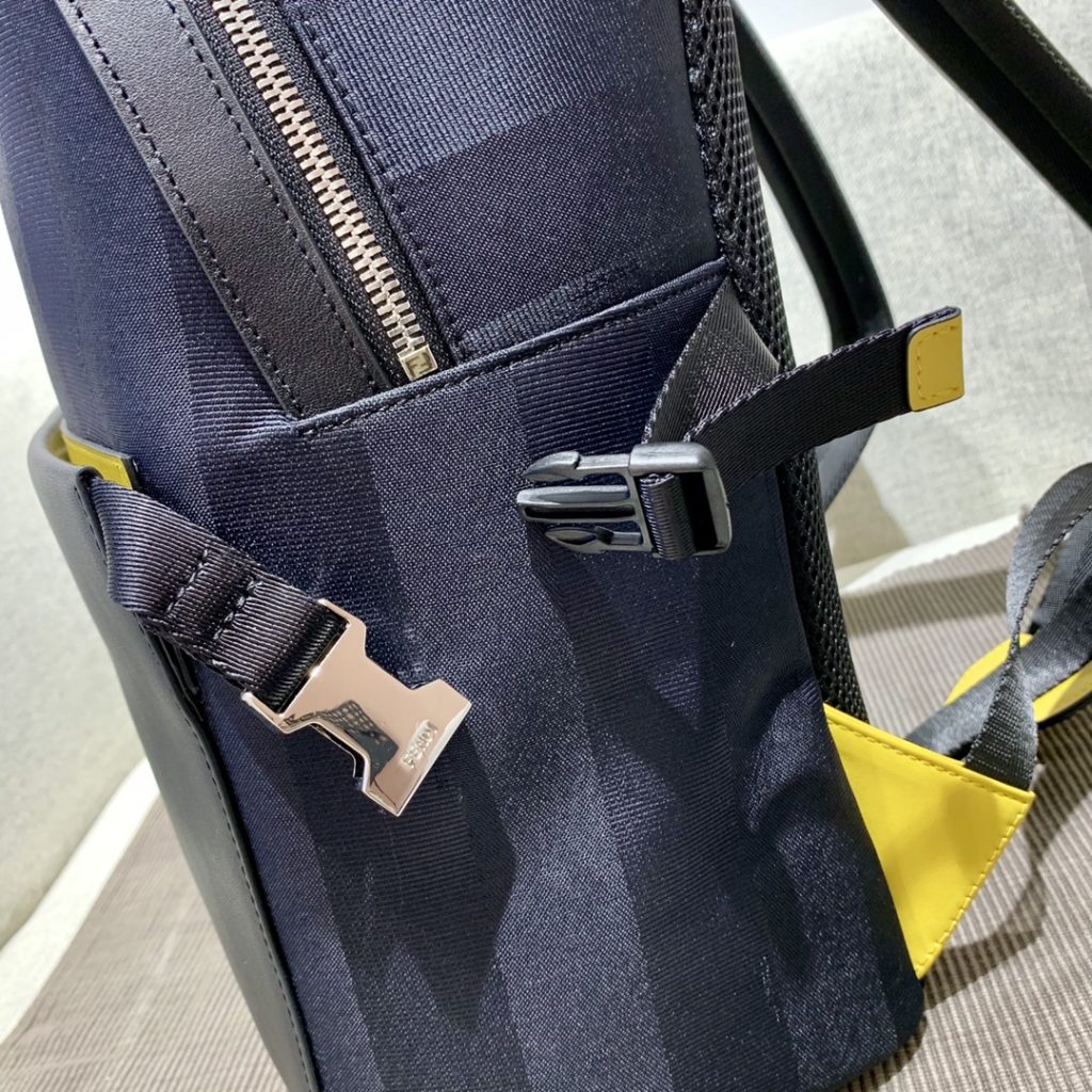 New product 🔥 FENDI 🇫🇷 F9016) Men's Striped Backpack, Genuine Moulding. The front bag is made of imported original leather, with an arc-shaped handle on the top, a two-way zipper, and waterproof cloth with leather. The entire bag is extremely light, all materials are customized, and the style effect is novel, synchronized with the counter ✅ 42-34-16