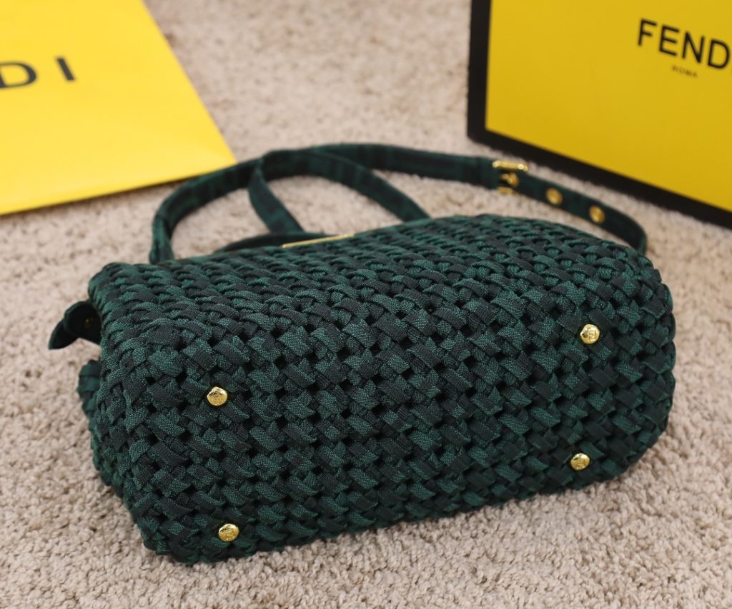 FÉ ŃĎ The new vintage woven kitten peekaboo is Fendi's most classic handbag, with the highest production rate and excellent upper body appearance. It can be paired with various retro styles. Classic styles are really becoming more and more popular as you look at them, with a premium feel. Romantic vintage weaving is very 🉑 There's another reason to change the bag, sisters rush the duck 🏇 Model 2017 Size 23 * 7 * 18cm