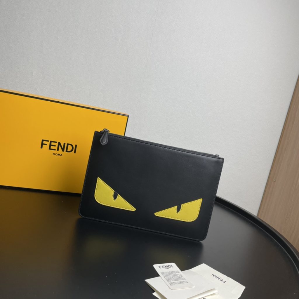 Fend1's latest handbag 👜 Original quality. Imported calf leather, noble hardware, excellent feel, casual and casual items, Fendi Handbag, Little Monster Soft Feel Logo Leather Envelope Handbag, simple style 30-20-2cm,