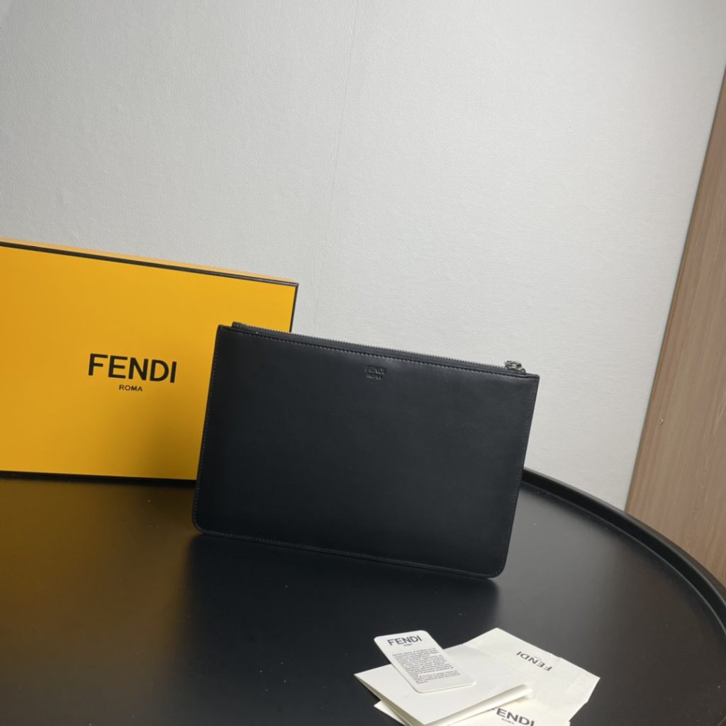 Fend1's latest handbag 👜 Original quality. Imported calf leather, noble hardware, excellent feel, casual and casual items, Fendi Handbag, Little Monster Soft Feel Logo Leather Envelope Handbag, simple style 30-20-2cm,