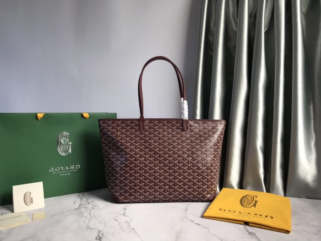 After many studies and improvements, Goyard continuously improves the fabric and leather, and customizes them exclusively in all directions ™️ Only to continuously meet the high quality requirements of customers 🔝🔝 If you're worried about the safety of not having a zipper, the zippered Tote bag is definitely the first choice 🔱 Give people enough sense of security and privacy 🆒 The bottom cloth is customized in accordance with ZP [double layer thickened rain dew hemp] 〽 Exclusive customization and upgrade 🆙🆙🤟 The leather is [head layer South African textured leather] 👛🤘 Flexible and non irritating 💪😘 For other details, please refer to the picture [Boxing] [Boxing] Large size: pocket opening 49cm, bottom 35 * height 27 * bottom width 14cm