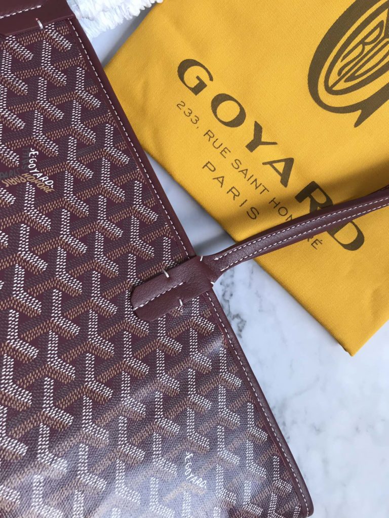 After many studies and improvements, Goyard continuously improves the fabric and leather, and customizes them exclusively in all directions ™️ Only to continuously meet the high quality requirements of customers 🔝🔝 If you're worried about the safety of not having a zipper, the zippered Tote bag is definitely the first choice 🔱 Give people enough sense of security and privacy 🆒 The bottom cloth is customized in accordance with ZP [double layer thickened rain dew hemp] 〽 Exclusive customization and upgrade 🆙🆙🤟 The leather is [head layer South African textured leather] 👛🤘 Flexible and non irritating 💪😘 For other details, please refer to the picture [Boxing] [Boxing] Large size: pocket opening 49cm, bottom 35 * height 27 * bottom width 14cm