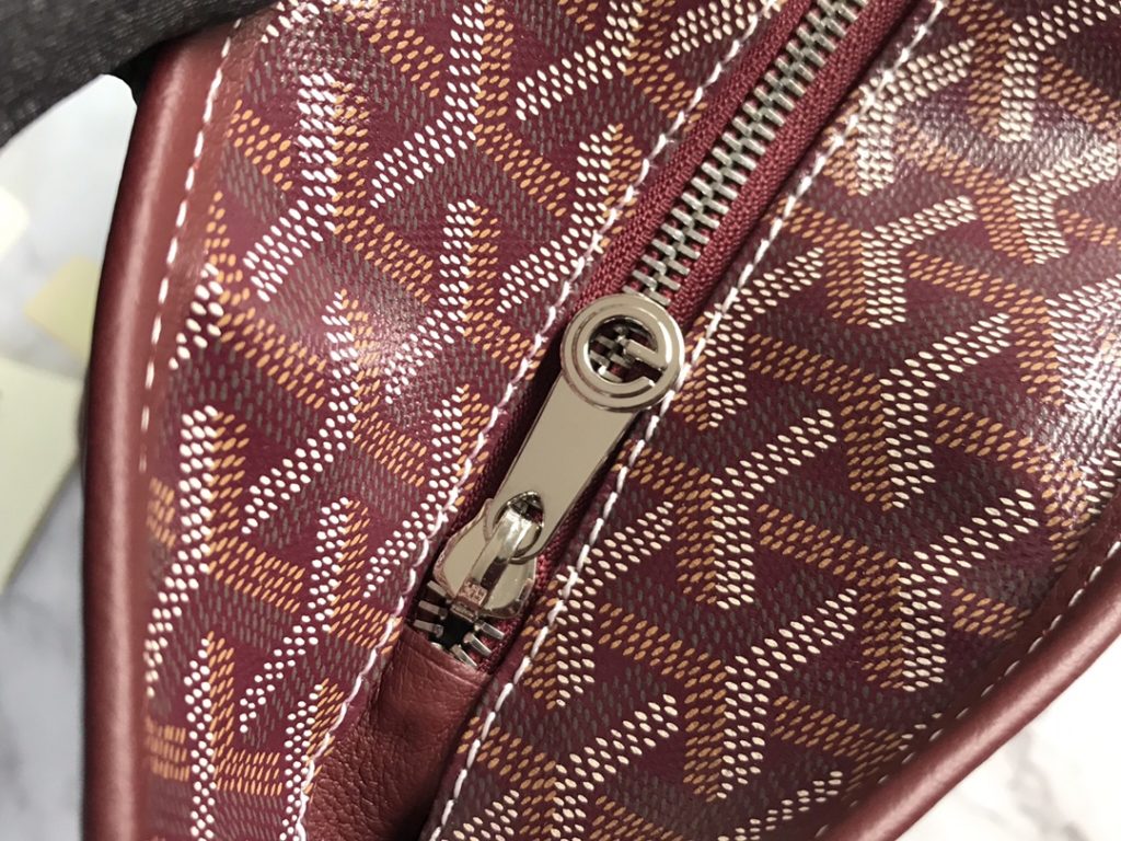 After many studies and improvements, Goyard continuously improves the fabric and leather, and customizes them exclusively in all directions ™️ Only to continuously meet the high quality requirements of customers 🔝🔝 If you're worried about the safety of not having a zipper, the zippered Tote bag is definitely the first choice 🔱 Give people enough sense of security and privacy 🆒 The bottom cloth is customized in accordance with ZP [double layer thickened rain dew hemp] 〽 Exclusive customization and upgrade 🆙🆙🤟 The leather is [head layer South African textured leather] 👛🤘 Flexible and non irritating 💪😘 For other details, please refer to the picture [Boxing] [Boxing] Large size: pocket opening 49cm, bottom 35 * height 27 * bottom width 14cm