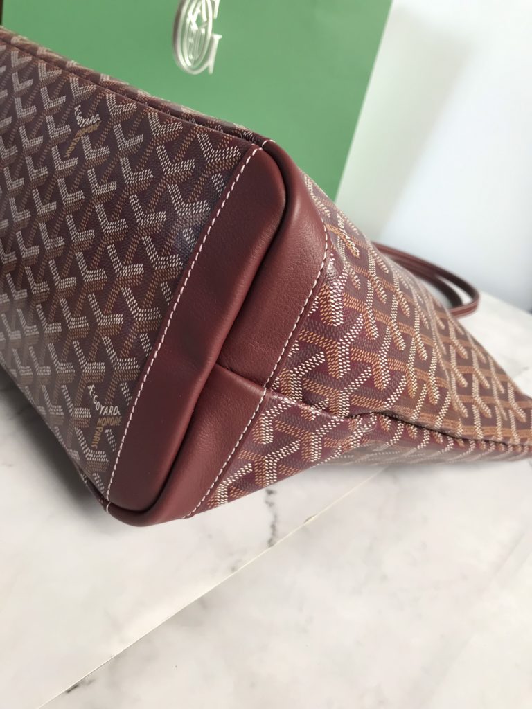 After many studies and improvements, Goyard continuously improves the fabric and leather, and customizes them exclusively in all directions ™️ Only to continuously meet the high quality requirements of customers 🔝🔝 If you're worried about the safety of not having a zipper, the zippered Tote bag is definitely the first choice 🔱 Give people enough sense of security and privacy 🆒 The bottom cloth is customized in accordance with ZP [double layer thickened rain dew hemp] 〽 Exclusive customization and upgrade 🆙🆙🤟 The leather is [head layer South African textured leather] 👛🤘 Flexible and non irritating 💪😘 For other details, please refer to the picture [Boxing] [Boxing] Large size: pocket opening 49cm, bottom 35 * height 27 * bottom width 14cm