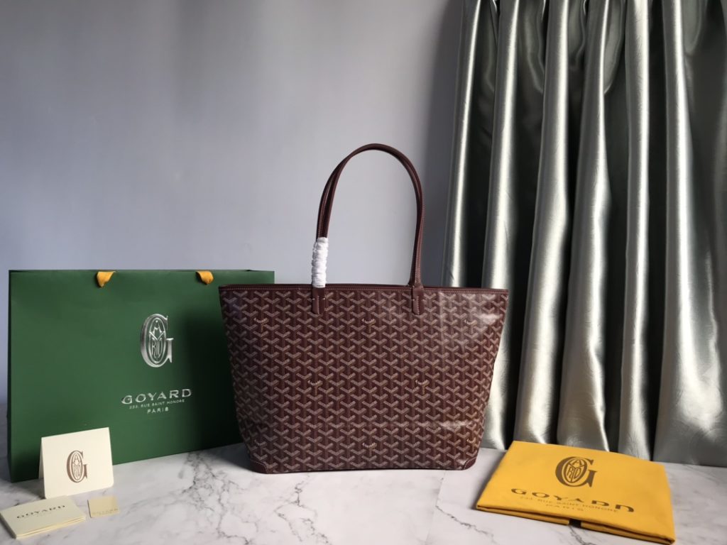 After many studies and improvements, Goyard continuously improves the fabric and leather, and customizes them exclusively in all directions ™️ Only to continuously meet the high quality requirements of customers 🔝🔝 If you're worried about the safety of not having a zipper, the zippered Tote bag is definitely the first choice 🔱 Give people enough sense of security and privacy 🆒 The bottom cloth is customized in accordance with ZP [double layer thickened rain dew hemp] 〽 Exclusive customization and upgrade 🆙🆙🤟 The leather is [head layer South African textured leather] 👛🤘 Flexible and non irritating 💪😘 For other details, please refer to the picture [Boxing] [Boxing] Large size: pocket opening 49cm, bottom 35 * height 27 * bottom width 14cm