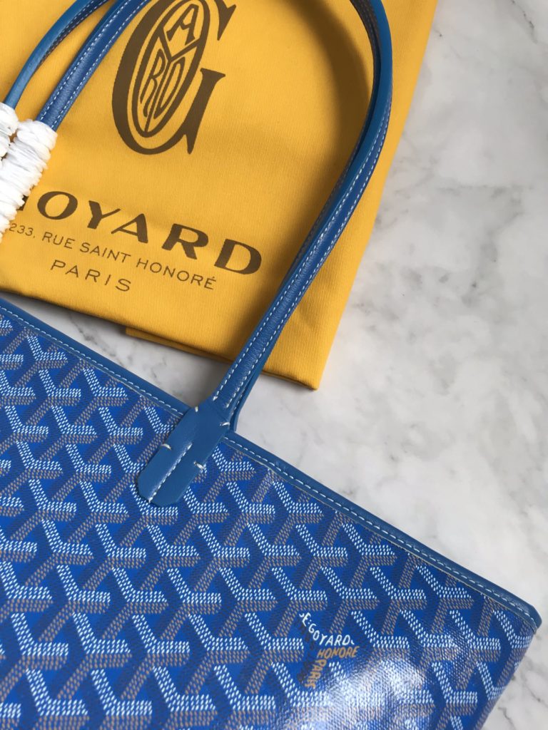 ❤️ After many studies and improvements, Goyard continuously improves the fabric and leather, and customizes them exclusively in all directions ™️ Only to continuously meet the high quality requirements of customers 🔝🔝 If you're worried about the safety of not having a zipper, the zippered Tote bag is definitely the first choice 🔱 Give people enough sense of security and privacy 🆒 The bottom cloth is customized in accordance with ZP [double layer thickened rain dew hemp] 〽 Exclusive customization and upgrade 🆙🆙🤟 The leather is [head layer South African textured leather] 👛🤘 Flexible and non irritating 💪😘 For other details, please refer to the picture [Boxing] [Boxing] Large size: pocket opening 49cm, bottom 35 * height 27 * bottom width 14cm