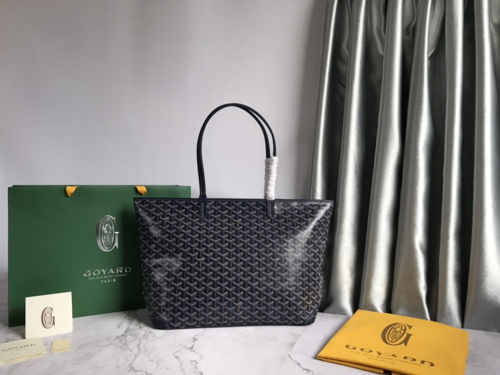 ❤️ After many studies and improvements, Goyard continuously improves the fabric and leather, and customizes them exclusively in all directions ™️ Only to continuously meet the high quality requirements of customers 🔝🔝 If you're worried about the safety of not having a zipper, the zippered Tote bag is definitely the first choice 🔱 Give people enough sense of security and privacy 🆒 The bottom cloth is customized in accordance with ZP [double layer thickened rain dew hemp] 〽 Exclusive customization and upgrade 🆙🆙🤟 The leather is [head layer South African textured leather] 👛🤘 Flexible and non irritating 💪😘 For other details, please refer to the picture [Boxing] [Boxing] Large size: pocket opening 49cm, bottom 35 * height 27 * bottom width 14cm