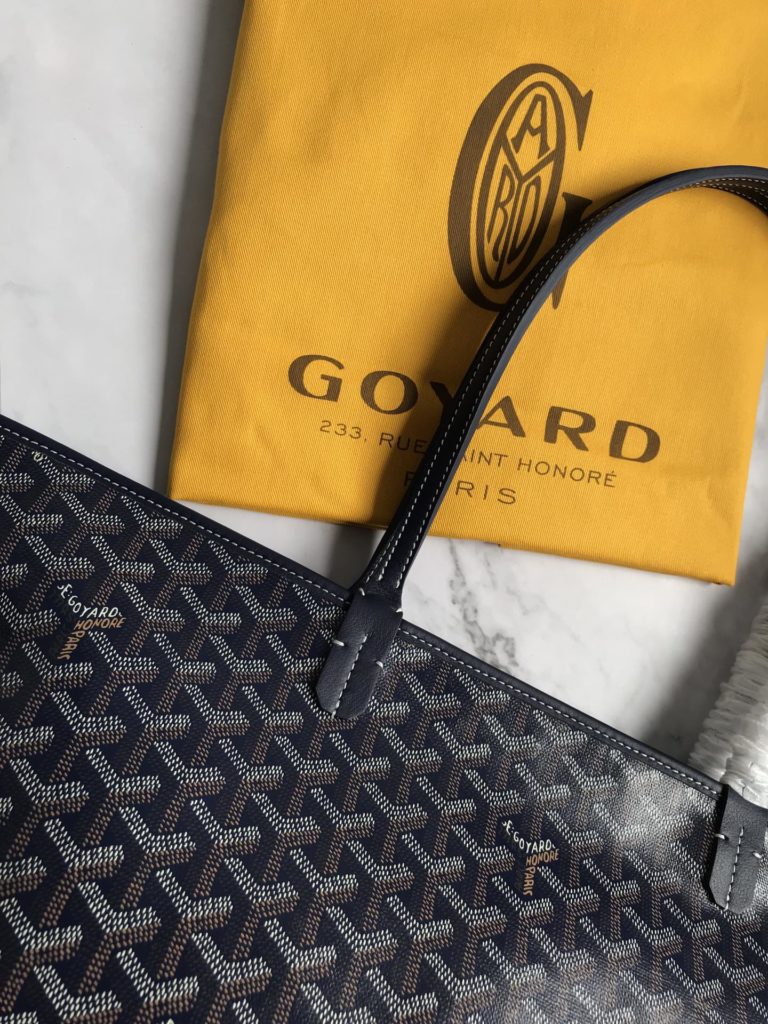 ❤️ After many studies and improvements, Goyard continuously improves the fabric and leather, and customizes them exclusively in all directions ™️ Only to continuously meet the high quality requirements of customers 🔝🔝 If you're worried about the safety of not having a zipper, the zippered Tote bag is definitely the first choice 🔱 Give people enough sense of security and privacy 🆒 The bottom cloth is customized in accordance with ZP [double layer thickened rain dew hemp] 〽 Exclusive customization and upgrade 🆙🆙🤟 The leather is [head layer South African textured leather] 👛🤘 Flexible and non irritating 💪😘 For other details, please refer to the picture [Boxing] [Boxing] Large size: pocket opening 49cm, bottom 35 * height 27 * bottom width 14cm