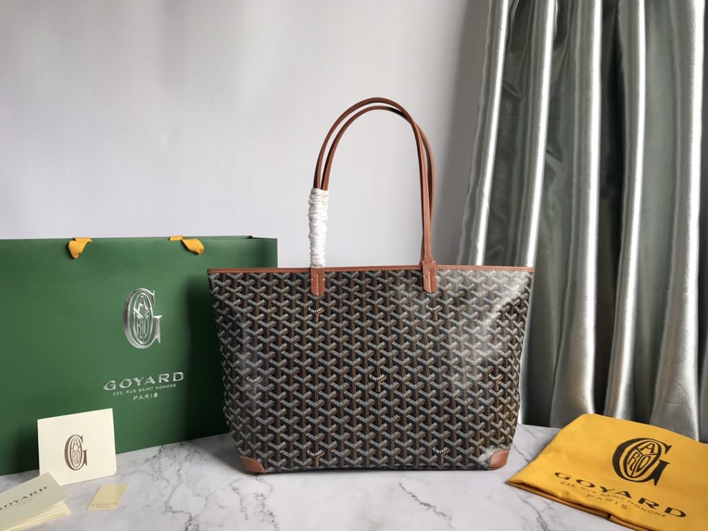 ❤️ After many studies and improvements, Goyard continuously improves the fabric and leather, and customizes them exclusively in all directions ™️ Only to continuously meet the high quality requirements of customers 🔝🔝 If you're worried about the safety of not having a zipper, the zippered Tote bag is definitely the first choice 🔱 Give people enough sense of security and privacy 🆒 The bottom cloth is customized in accordance with ZP [double layer thickened rain dew hemp] 〽 Exclusive customization and upgrade 🆙🆙🤟 The leather is [head layer South African textured leather] 👛🤘 Flexible and non irritating 💪😘 For other details, please refer to the picture [Boxing] [Boxing] Large size: pocket opening 49cm, bottom 35 * height 27 * bottom width 14cm