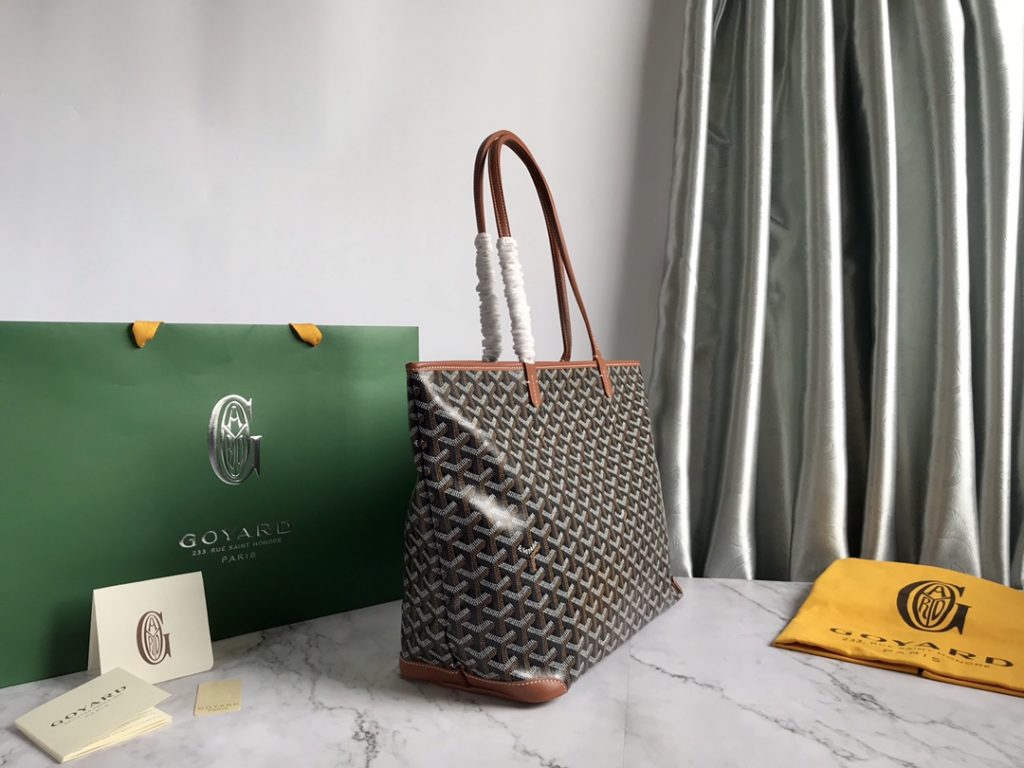 ❤️ After many studies and improvements, Goyard continuously improves the fabric and leather, and customizes them exclusively in all directions ™️ Only to continuously meet the high quality requirements of customers 🔝🔝 If you're worried about the safety of not having a zipper, the zippered Tote bag is definitely the first choice 🔱 Give people enough sense of security and privacy 🆒 The bottom cloth is customized in accordance with ZP [double layer thickened rain dew hemp] 〽 Exclusive customization and upgrade 🆙🆙🤟 The leather is [head layer South African textured leather] 👛🤘 Flexible and non irritating 💪😘 For other details, please refer to the picture [Boxing] [Boxing] Large size: pocket opening 49cm, bottom 35 * height 27 * bottom width 14cm