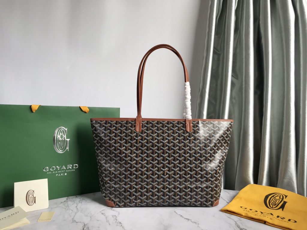 ❤️ After many studies and improvements, Goyard continuously improves the fabric and leather, and customizes them exclusively in all directions ™️ Only to continuously meet the high quality requirements of customers 🔝🔝 If you're worried about the safety of not having a zipper, the zippered Tote bag is definitely the first choice 🔱 Give people enough sense of security and privacy 🆒 The bottom cloth is customized in accordance with ZP [double layer thickened rain dew hemp] 〽 Exclusive customization and upgrade 🆙🆙🤟 The leather is [head layer South African textured leather] 👛🤘 Flexible and non irritating 💪😘 For other details, please refer to the picture [Boxing] [Boxing] Large size: pocket opening 49cm, bottom 35 * height 27 * bottom width 14cm