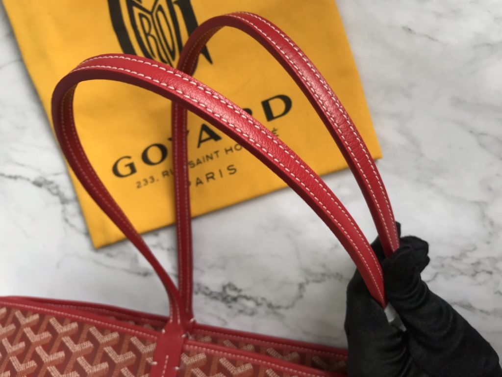 ❤️ After many studies and improvements, Goyard continuously improves the fabric and leather, and customizes them exclusively in all directions ™️ Only to continuously meet the high quality requirements of customers 🔝🔝 If you're worried about the safety of not having a zipper, the zippered Tote bag is definitely the first choice 🔱 Give people enough sense of security and privacy 🆒 The bottom cloth is customized in accordance with ZP [double layer thickened rain dew hemp] 〽 Exclusive customization and upgrade 🆙🆙🤟 The leather is [head layer South African textured leather] 👛🤘 Flexible and non irritating 💪😘 For other details, please refer to the picture [Boxing] [Boxing] Large size: pocket opening 49cm, bottom 35 * height 27 * bottom width 14cm