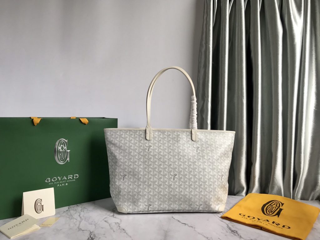 ❤️ After many studies and improvements, Goyard continuously improves the fabric and leather, and customizes them exclusively in all directions ™️ Only to continuously meet the high quality requirements of customers 🔝🔝 If you're worried about the safety of not having a zipper, the zippered Tote bag is definitely the first choice 🔱 Give people enough sense of security and privacy 🆒 The bottom cloth is customized in accordance with ZP [double layer thickened rain dew hemp] 〽 Exclusive customization and upgrade 🆙🆙🤟 The leather is [head layer South African textured leather] 👛🤘 Flexible and non irritating 💪😘 For other details, please refer to the picture [Boxing] [Boxing] Large size: pocket opening 49cm, bottom 35 * height 27 * bottom width 14cm