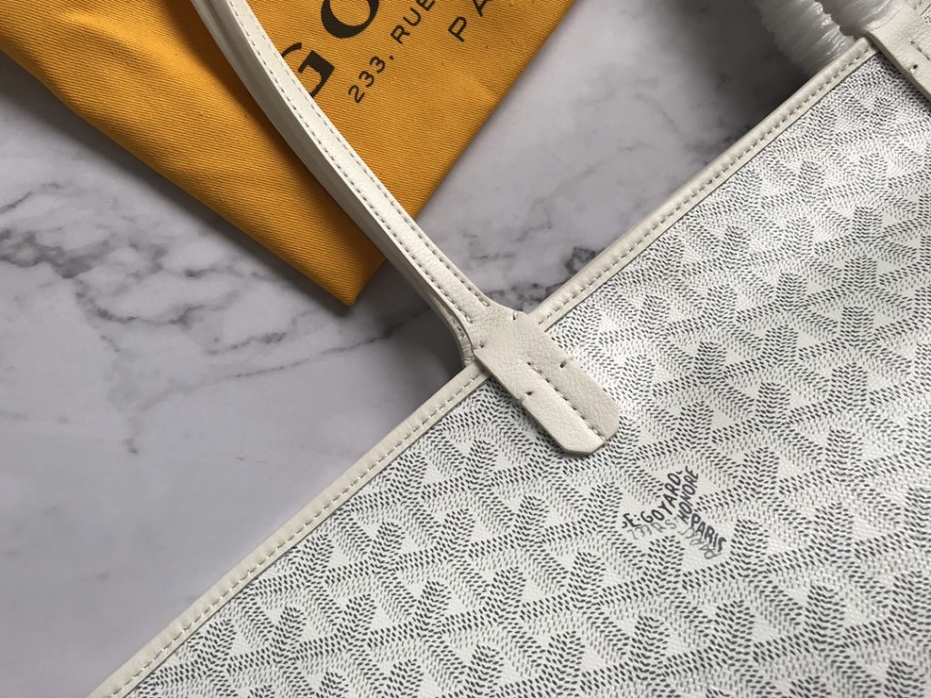 ❤️ After many studies and improvements, Goyard continuously improves the fabric and leather, and customizes them exclusively in all directions ™️ Only to continuously meet the high quality requirements of customers 🔝🔝 If you're worried about the safety of not having a zipper, the zippered Tote bag is definitely the first choice 🔱 Give people enough sense of security and privacy 🆒 The bottom cloth is customized in accordance with ZP [double layer thickened rain dew hemp] 〽 Exclusive customization and upgrade 🆙🆙🤟 The leather is [head layer South African textured leather] 👛🤘 Flexible and non irritating 💪😘 For other details, please refer to the picture [Boxing] [Boxing] Large size: pocket opening 49cm, bottom 35 * height 27 * bottom width 14cm