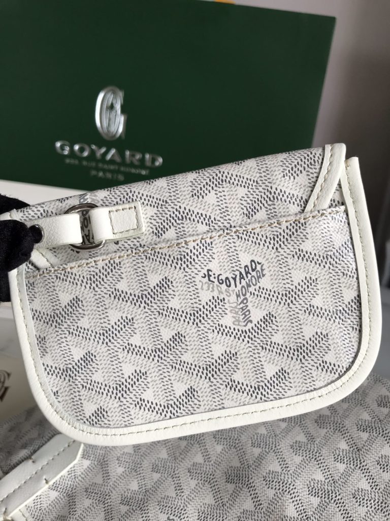 After many studies and improvements, Goyard continuously improves the fabric and leather, and customizes them exclusively in all directions ™️ Only to continuously meet the high quality requirements of customers 🔝🔝 The bottom cloth adopts customized high-quality rain dew hemp consistent with ZP 〽️， Coated with smooth gum aldose [witty] particles, the texture is comparable to that of ZP, achieving a light and sub smooth feel 🤟 The leather is [head layer South African textured leather] 👛🤘 Flexible and non irritating 💪 Switch to matching pure steel hardware 🤓 Symmetrical pattern and pure color without color difference 😘 For details, please refer to the picture [Boxing] [Boxing] Dimensions: bag opening 28cm, bottom 20 * height 19 * bottom width 10cm 🔎 020181