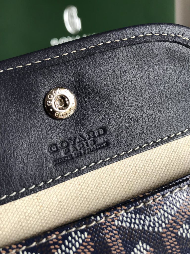 After many studies and improvements, Goyard continuously improves the fabric and leather, and customizes them exclusively in all directions ™️ Only to continuously meet the high quality requirements of customers 🔝🔝 The bottom cloth adopts customized high-quality rain dew hemp consistent with ZP 〽️， Coated with smooth gum aldose [witty] particles, the texture is comparable to that of ZP, achieving a light and sub smooth feel 🤟 The leather is [head layer South African textured leather] 👛🤘 Flexible and non irritating 💪 Switch to matching pure steel hardware 🤓 Symmetrical pattern and pure color without color difference 😘 For details, please refer to the picture [Boxing] [Boxing] Dimensions: bag opening 28cm, bottom 20 * height 19 * bottom width 10cm 🔎 020181