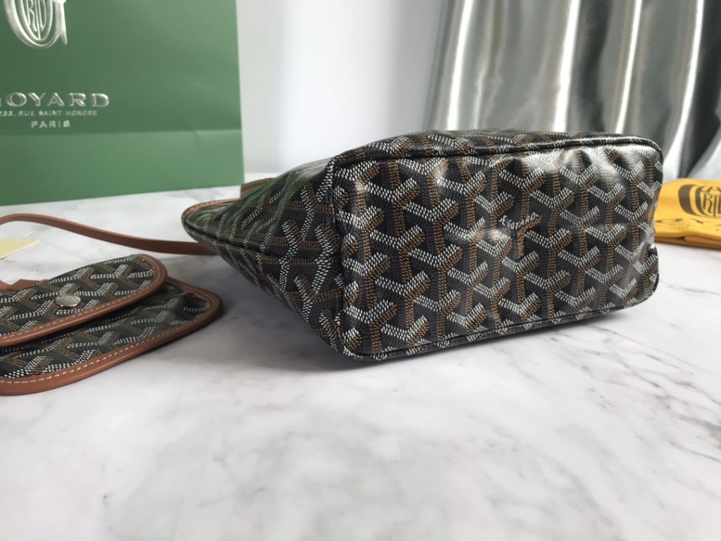 After many studies and improvements, Goyard continuously improves the fabric and leather, and customizes them exclusively in all directions ™️ Only to continuously meet the high quality requirements of customers 🔝🔝 The bottom cloth adopts customized high-quality rain dew hemp consistent with ZP 〽️， Coated with smooth gum aldose [witty] particles, the texture is comparable to that of ZP, achieving a light and sub smooth feel 🤟 The leather is [head layer South African textured leather] 👛🤘 Flexible and non irritating 💪 Switch to matching pure steel hardware 🤓 Symmetrical pattern and pure color without color difference 😘 For details, please refer to the picture [Boxing] [Boxing] Dimensions: bag opening 28cm, bottom 20 * height 19 * bottom width 10cm