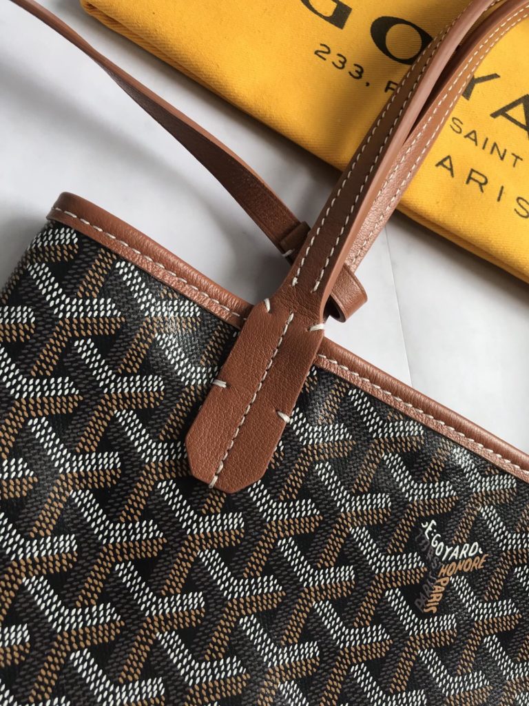 After many studies and improvements, Goyard continuously improves the fabric and leather, and customizes them exclusively in all directions ™️ Only to continuously meet the high quality requirements of customers 🔝🔝 The bottom cloth adopts customized high-quality rain dew hemp consistent with ZP 〽️， Coated with smooth gum aldose [witty] particles, the texture is comparable to that of ZP, achieving a light and sub smooth feel 🤟 The leather is [head layer South African textured leather] 👛🤘 Flexible and non irritating 💪 Switch to matching pure steel hardware 🤓 Symmetrical pattern and pure color without color difference 😘 For details, please refer to the picture [Boxing] [Boxing] Dimensions: bag opening 28cm, bottom 20 * height 19 * bottom width 10cm