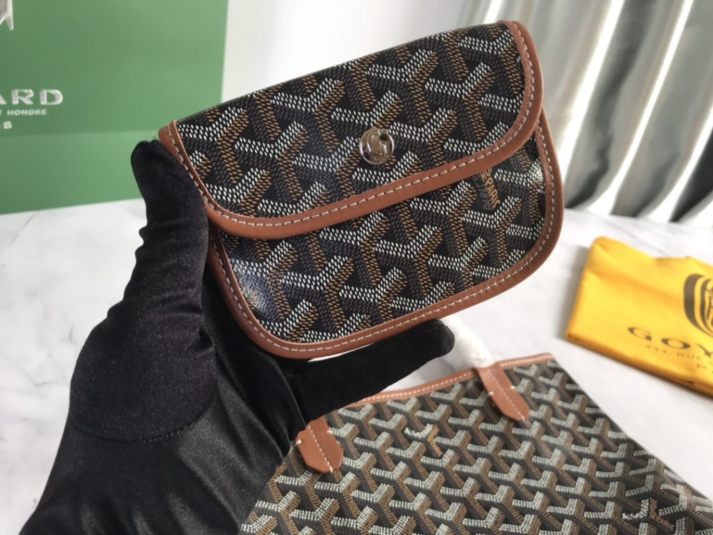 After many studies and improvements, Goyard continuously improves the fabric and leather, and customizes them exclusively in all directions ™️ Only to continuously meet the high quality requirements of customers 🔝🔝 The bottom cloth adopts customized high-quality rain dew hemp consistent with ZP 〽️， Coated with smooth gum aldose [witty] particles, the texture is comparable to that of ZP, achieving a light and sub smooth feel 🤟 The leather is [head layer South African textured leather] 👛🤘 Flexible and non irritating 💪 Switch to matching pure steel hardware 🤓 Symmetrical pattern and pure color without color difference 😘 For details, please refer to the picture [Boxing] [Boxing] Dimensions: bag opening 28cm, bottom 20 * height 19 * bottom width 10cm