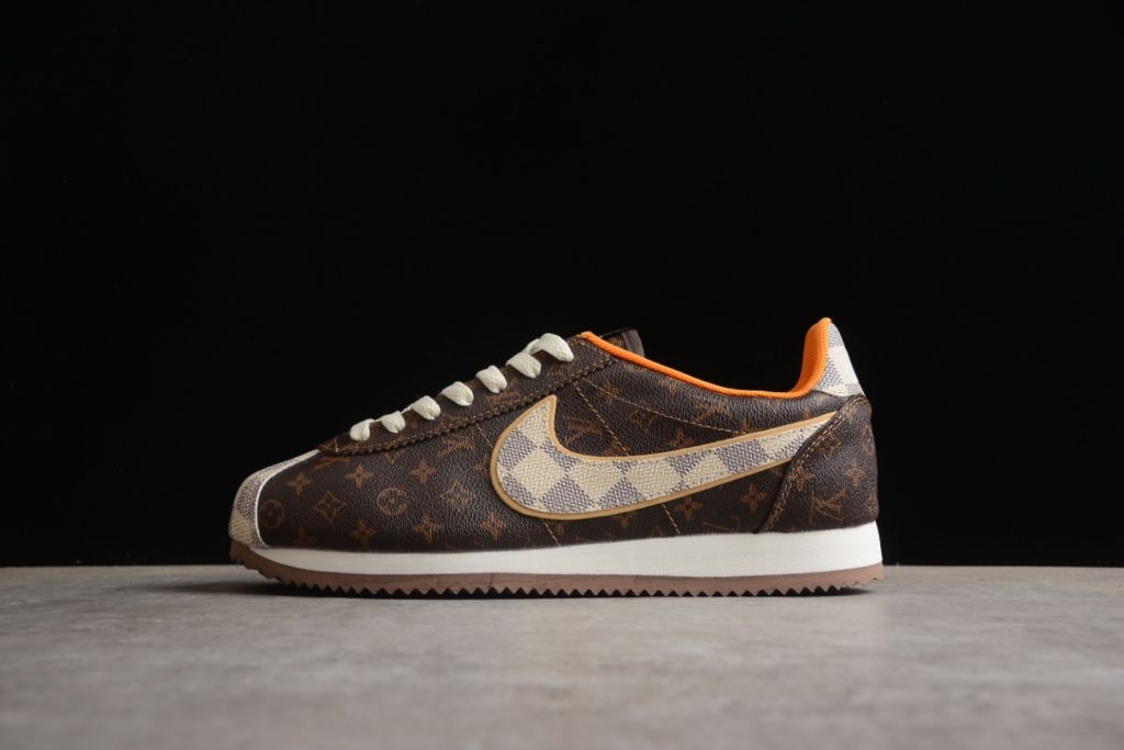 A04B NIke Cortez 72 Nike Forrest Gump. The oval toe design and water corrugated outsole are used, and the shape of the ankle improves comfort, while also adding cushioning to the insole. The flat lace design adds a streamlined look. Article No.: IA9V9V Size: 36 36.5 37 38 38.5 39 40 40.5 41 42 42.5 43 44