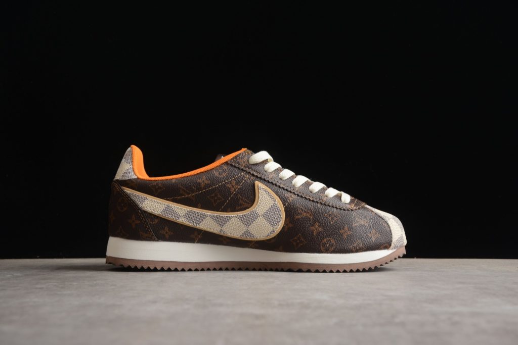 A04B NIke Cortez 72 Nike Forrest Gump. The oval toe design and water corrugated outsole are used, and the shape of the ankle improves comfort, while also adding cushioning to the insole. The flat lace design adds a streamlined look. Article No.: IA9V9V Size: 36 36.5 37 38 38.5 39 40 40.5 41 42 42.5 43 44