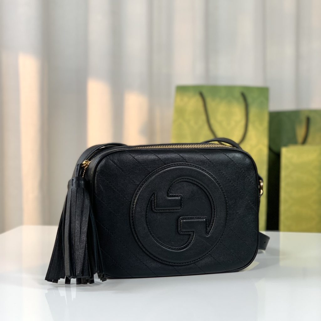 💛💛❤️❤️ The new GG Blondie series small shoulder backpack features a circular interlocking double G black leather trim with tassel details. The model size is 742360 grams of leather, and the size is 21X15.5X5~