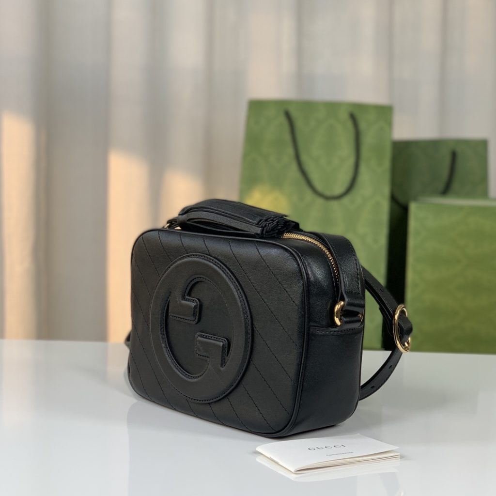 💛💛❤️❤️ The new GG Blondie series small shoulder backpack features a circular interlocking double G black leather trim with tassel details. The model size is 742360 grams of leather, and the size is 21X15.5X5~