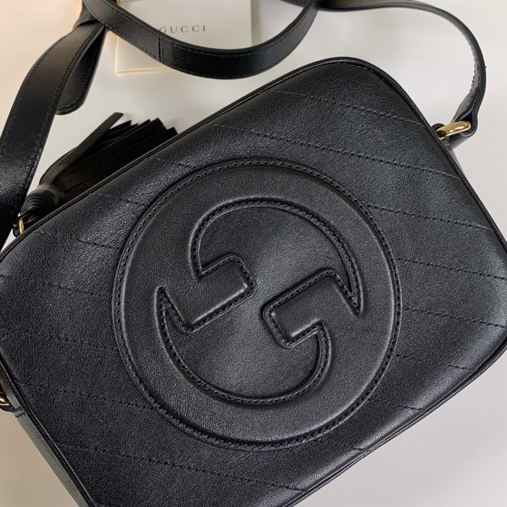 💛💛❤️❤️ The new GG Blondie series small shoulder backpack features a circular interlocking double G black leather trim with tassel details. The model size is 742360 grams of leather, and the size is 21X15.5X5~