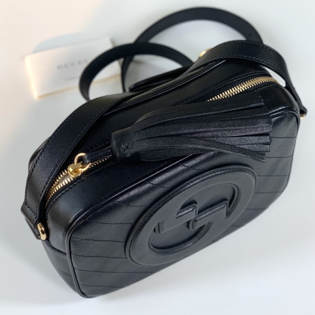 💛💛❤️❤️ The new GG Blondie series small shoulder backpack features a circular interlocking double G black leather trim with tassel details. The model size is 742360 grams of leather, and the size is 21X15.5X5~