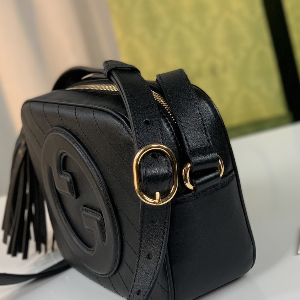 💛💛❤️❤️ The new GG Blondie series small shoulder backpack features a circular interlocking double G black leather trim with tassel details. The model size is 742360 grams of leather, and the size is 21X15.5X5~