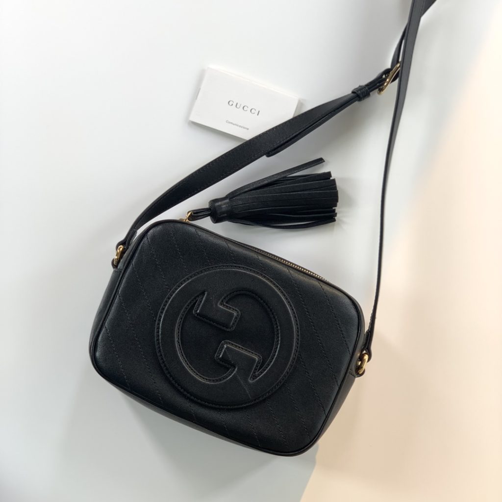 💛💛❤️❤️ The new GG Blondie series small shoulder backpack features a circular interlocking double G black leather trim with tassel details. The model size is 742360 grams of leather, and the size is 21X15.5X5~