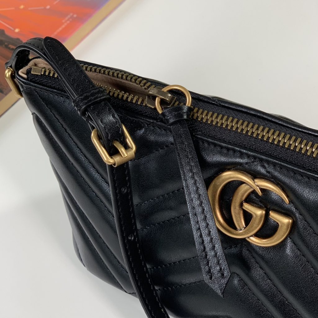 💛💛❤️❤️ GG Marmont series quilted shoulder backpack, black quilted V-shaped leather with antique gold color accessories, model number 739166 grams of leather, size 23X12X10