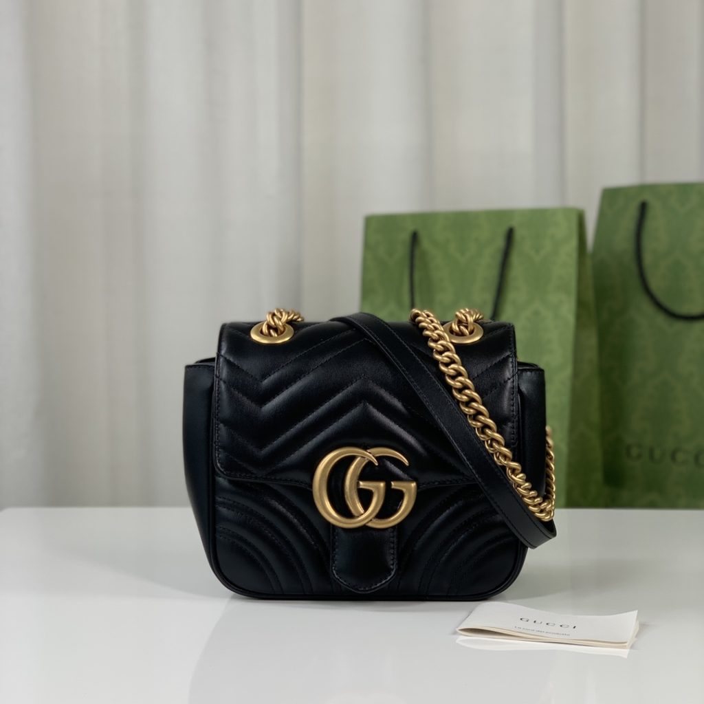 ❤️❤️💛💛 New GG Marmont series quilted mini shoulder backpack, black quilted V-shaped leather with antique gold double G, chain stitching leather shoulder strap, model number 739682 grams of leather, size 18X15X8cm