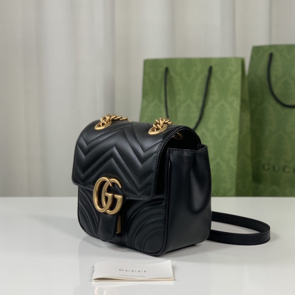 ❤️❤️💛💛 New GG Marmont series quilted mini shoulder backpack, black quilted V-shaped leather with antique gold double G, chain stitching leather shoulder strap, model number 739682 grams of leather, size 18X15X8cm