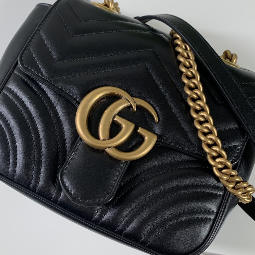 ❤️❤️💛💛 New GG Marmont series quilted mini shoulder backpack, black quilted V-shaped leather with antique gold double G, chain stitching leather shoulder strap, model number 739682 grams of leather, size 18X15X8cm