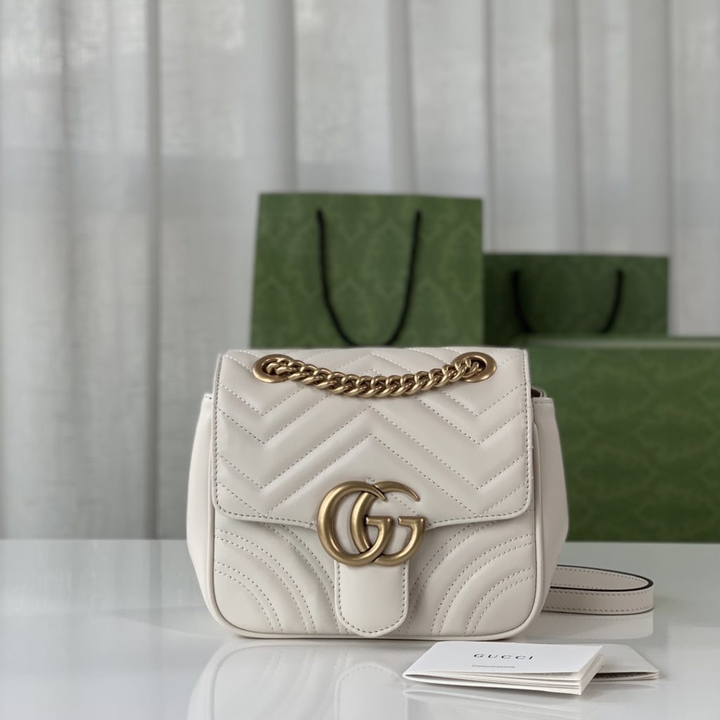 ❤️❤️💛💛 New GG Marmont series quilted mini shoulder backpack, white quilted V-shaped leather with antique gold double G, chain stitching leather shoulder strap, model number 739682 white, size 18X15X8cm