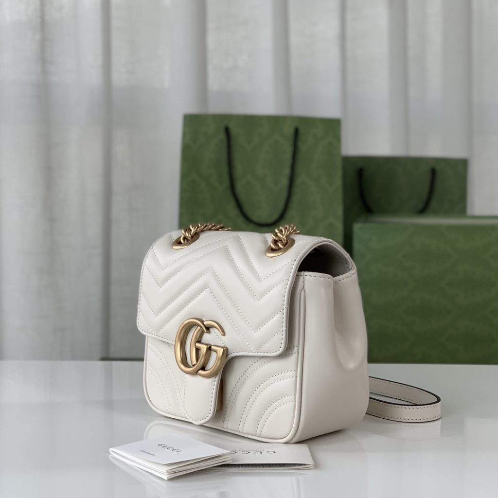 ❤️❤️💛💛 New GG Marmont series quilted mini shoulder backpack, white quilted V-shaped leather with antique gold double G, chain stitching leather shoulder strap, model number 739682 white, size 18X15X8cm