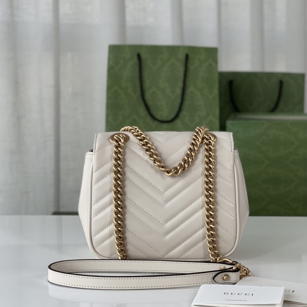 ❤️❤️💛💛 New GG Marmont series quilted mini shoulder backpack, white quilted V-shaped leather with antique gold double G, chain stitching leather shoulder strap, model number 739682 white, size 18X15X8cm