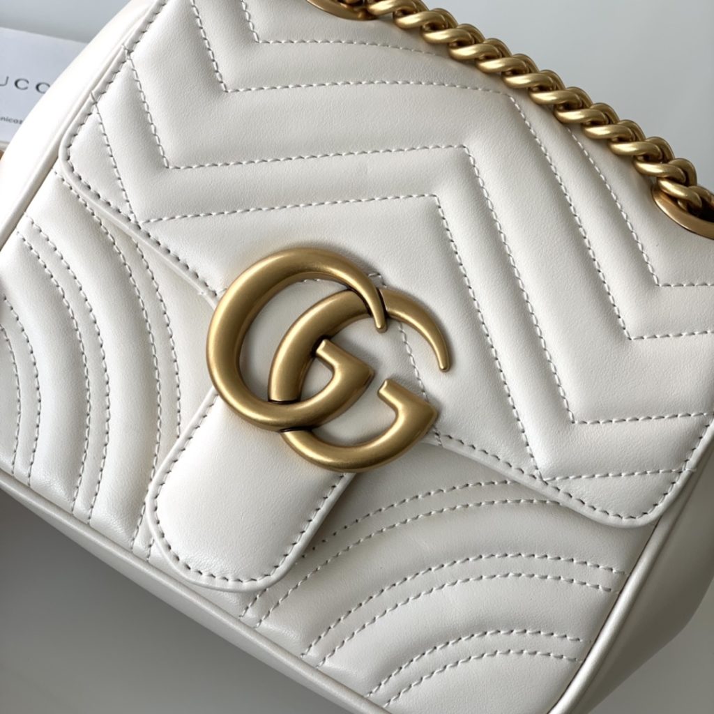 ❤️❤️💛💛 New GG Marmont series quilted mini shoulder backpack, white quilted V-shaped leather with antique gold double G, chain stitching leather shoulder strap, model number 739682 white, size 18X15X8cm