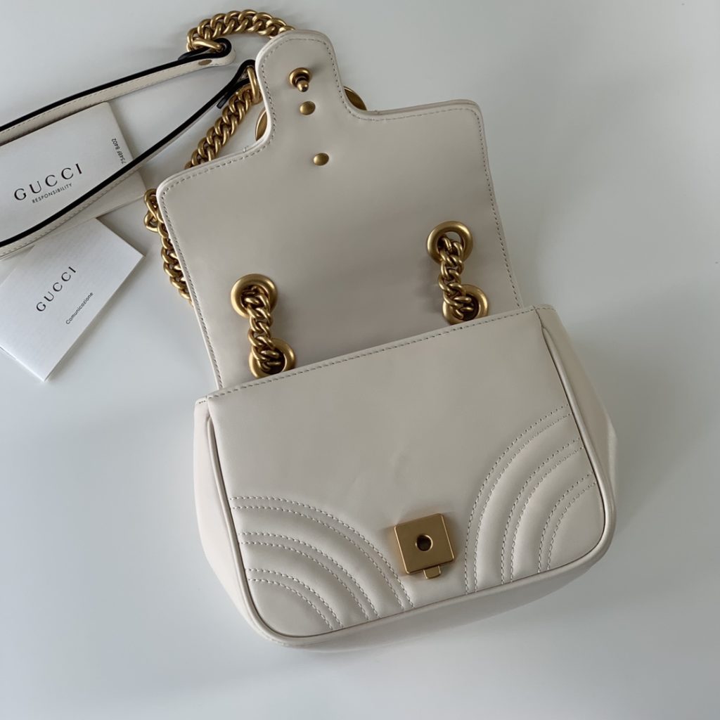 ❤️❤️💛💛 New GG Marmont series quilted mini shoulder backpack, white quilted V-shaped leather with antique gold double G, chain stitching leather shoulder strap, model number 739682 white, size 18X15X8cm