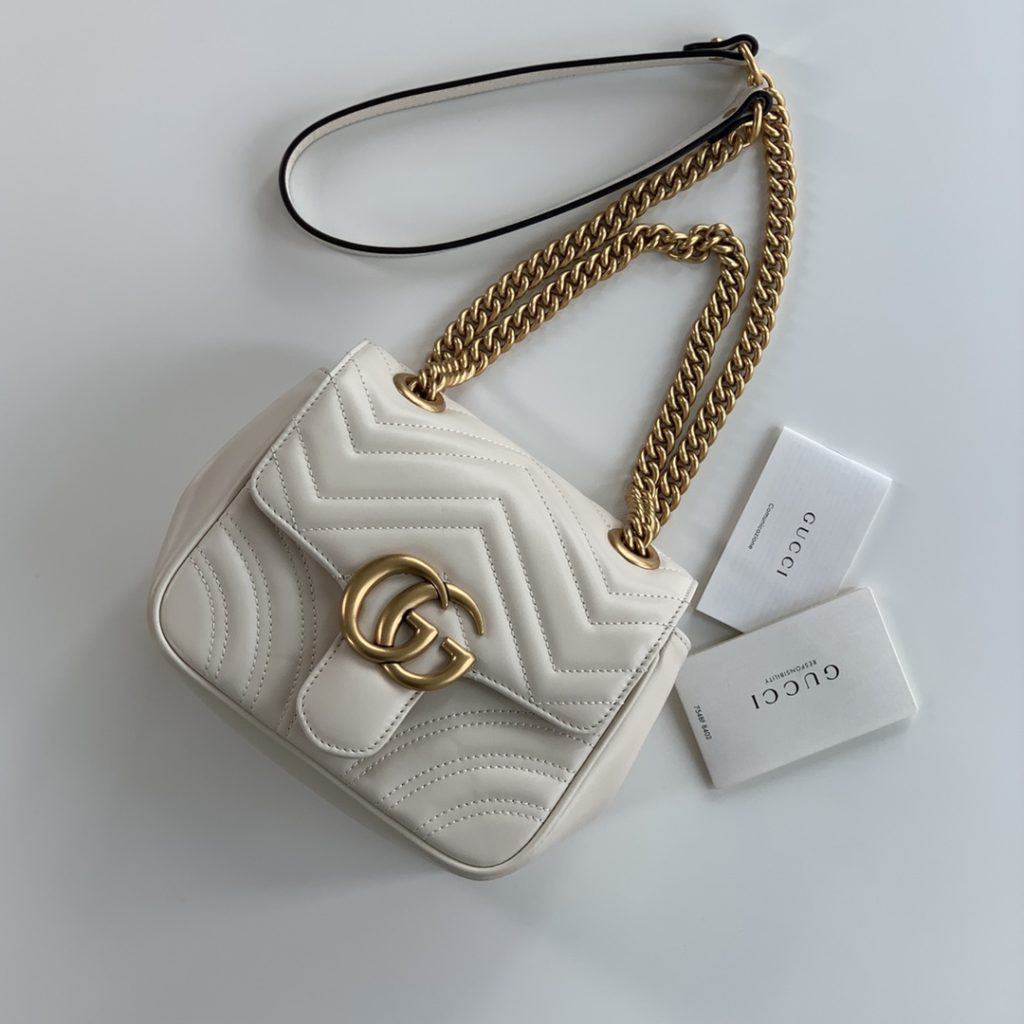 ❤️❤️💛💛 New GG Marmont series quilted mini shoulder backpack, white quilted V-shaped leather with antique gold double G, chain stitching leather shoulder strap, model number 739682 white, size 18X15X8cm