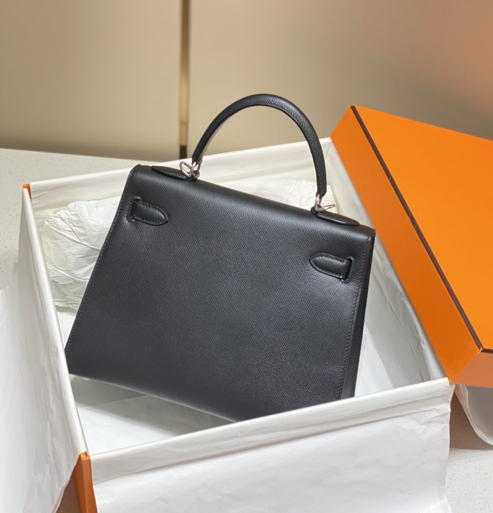 𝑬 𝒑 𝒔 𝒐 𝒎 𝑲 𝒆 𝒍 𝒍 𝒚 Hermes has transcended simple identity symbols in today's era_ More of a cultural symbol of spirit 🎶 With a lot of love for Kelly ❤️ No matter how the back is, it highlights a distinctive elegance 〰️ 25cm 28cm