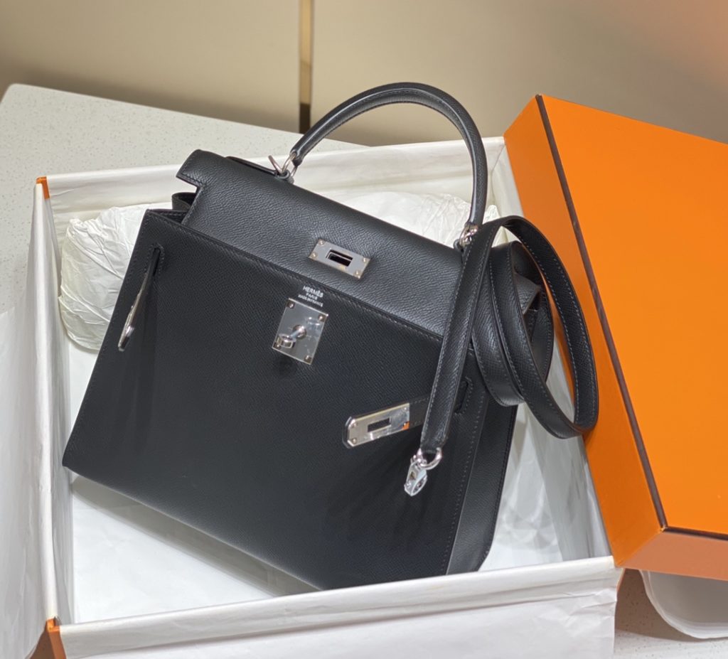 𝑬 𝒑 𝒔 𝒐 𝒎 𝑲 𝒆 𝒍 𝒍 𝒚 Hermes has transcended simple identity symbols in today's era_ More of a cultural symbol of spirit 🎶 With a lot of love for Kelly ❤️ No matter how the back is, it highlights a distinctive elegance 〰️ 25cm 28cm