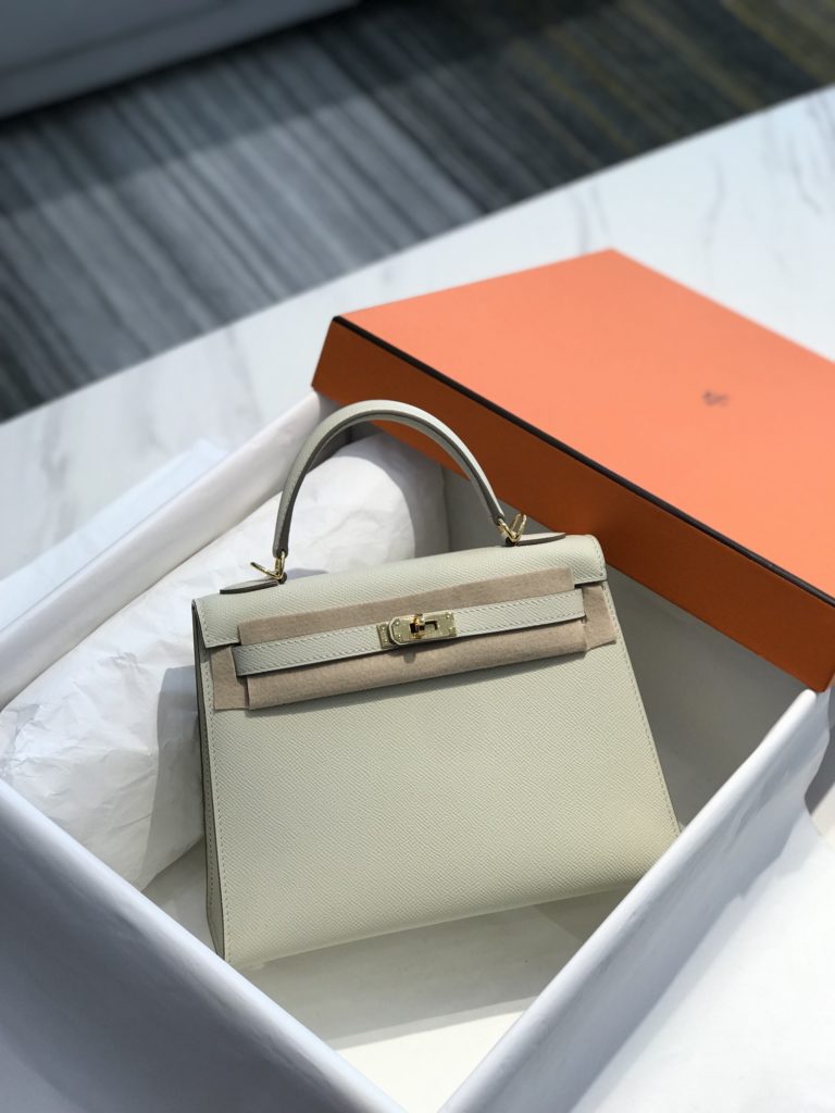 𝑬 𝒑 𝒔 𝒐 𝒎 𝑲 𝒆 𝒍 𝒍 𝒚 Hermes has transcended simple identity symbols in today's era_ More of a cultural symbol of spirit 🎶 With a lot of love for Kelly ❤️ No matter how the back is, it highlights a distinctive elegance 〰️ 25cm 28cm