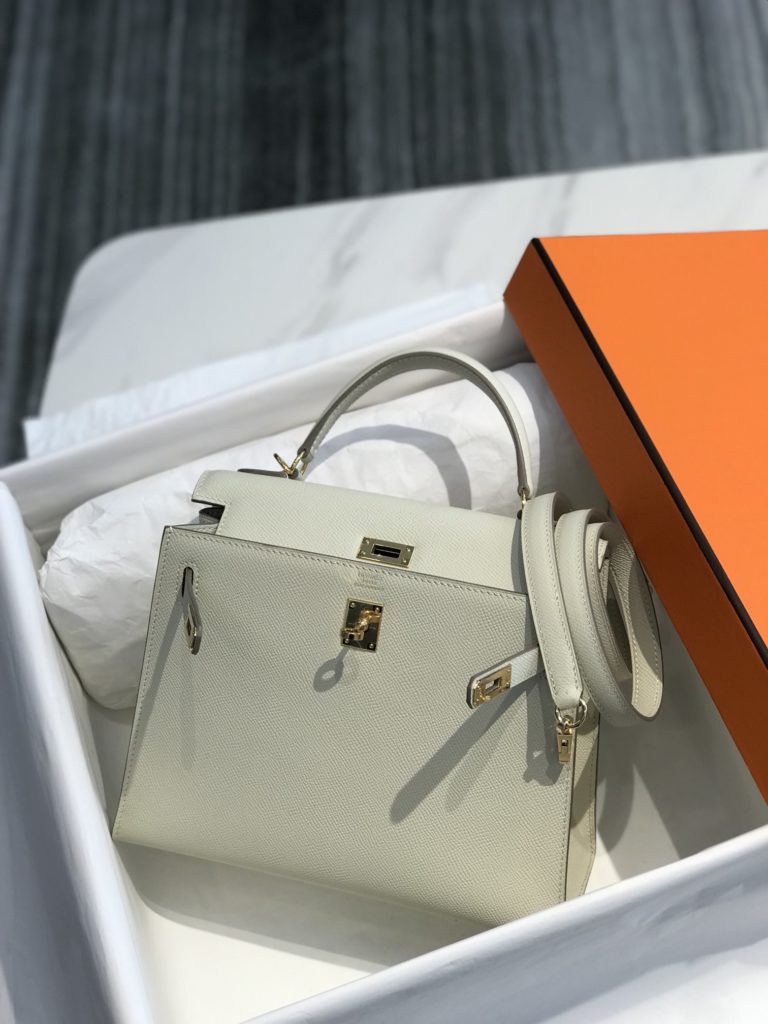 𝑬 𝒑 𝒔 𝒐 𝒎 𝑲 𝒆 𝒍 𝒍 𝒚 Hermes has transcended simple identity symbols in today's era_ More of a cultural symbol of spirit 🎶 With a lot of love for Kelly ❤️ No matter how the back is, it highlights a distinctive elegance 〰️ 25cm 28cm