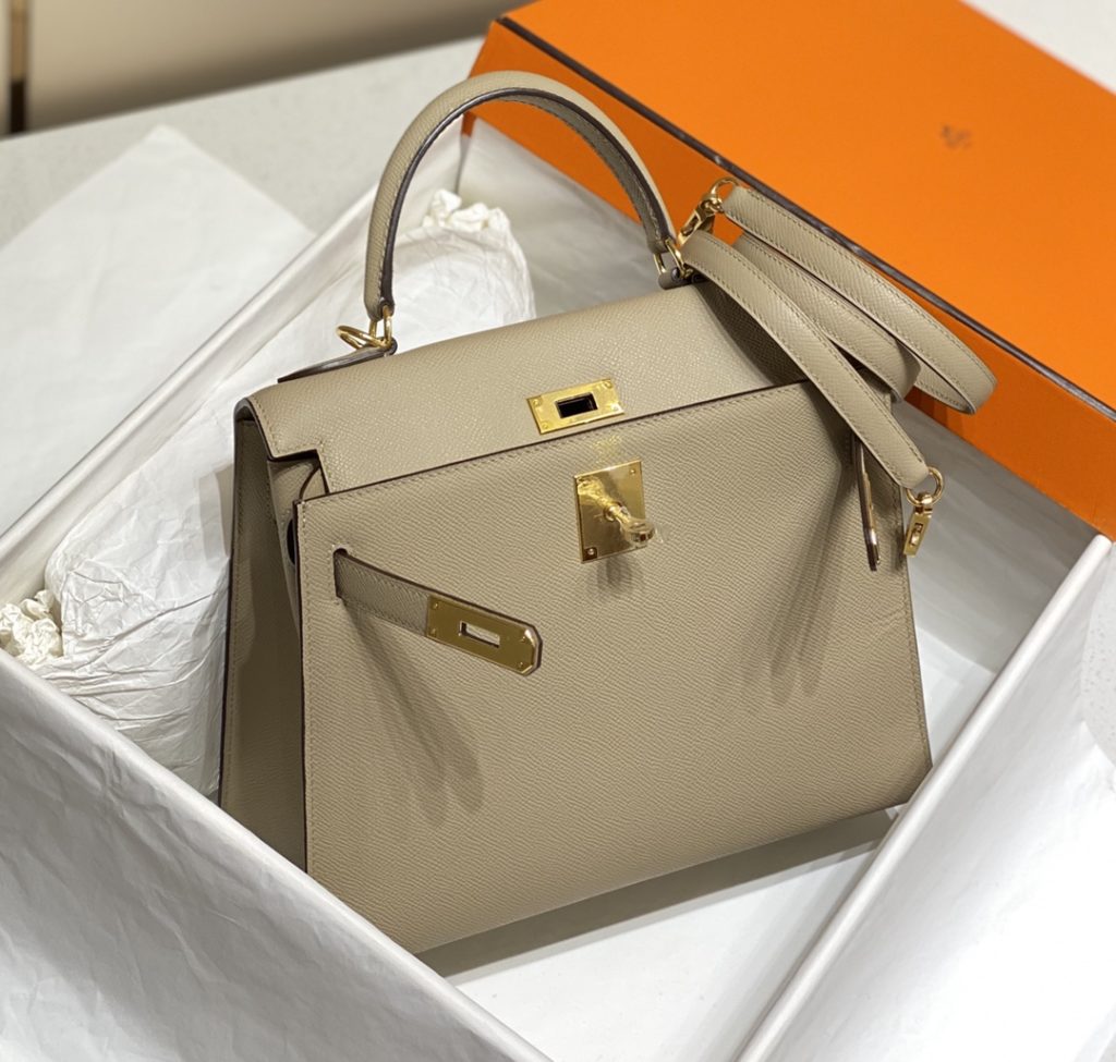 𝑬 𝒑 𝒔 𝒐 𝒎 𝑲 𝒆 𝒍 𝒍 𝒚 Hermes has transcended simple identity symbols in today's era_ More of a cultural symbol of spirit 🎶 With a lot of love for Kelly ❤️ No matter how the back is, it highlights a distinctive elegance 〰️ 28cm