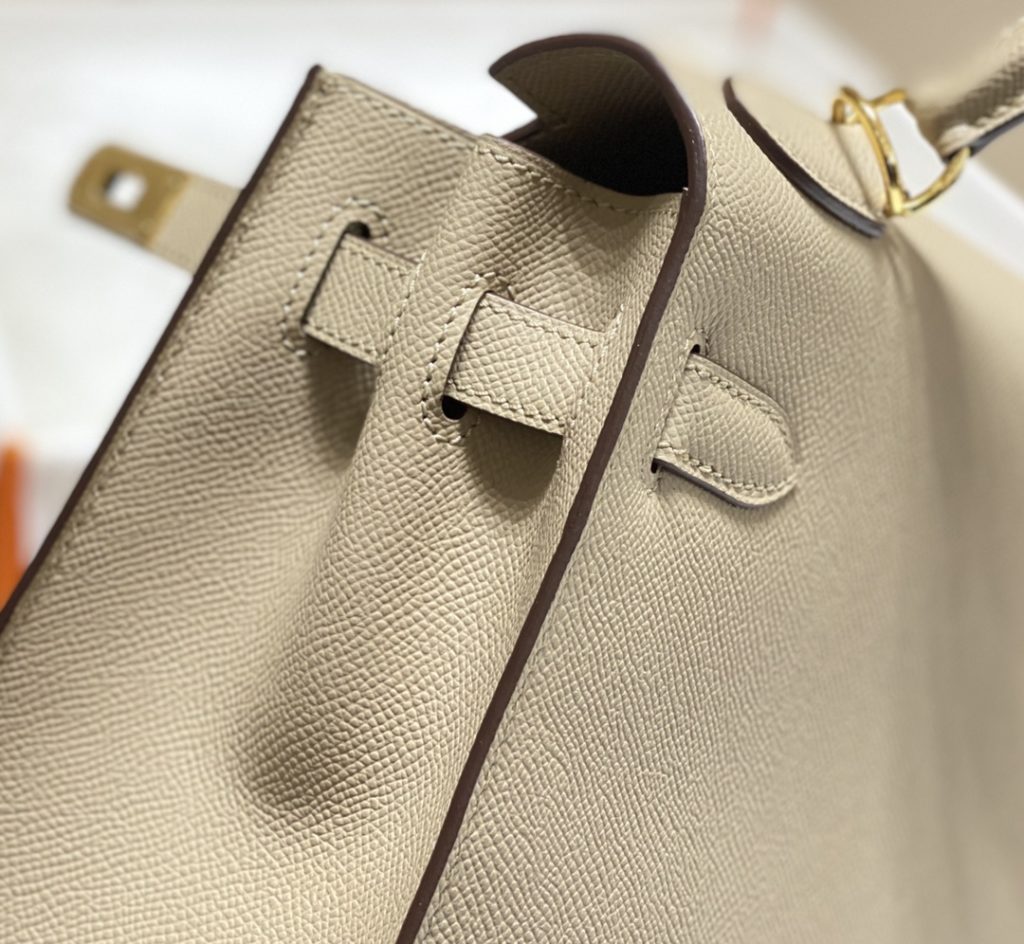 𝑬 𝒑 𝒔 𝒐 𝒎 𝑲 𝒆 𝒍 𝒍 𝒚 Hermes has transcended simple identity symbols in today's era_ More of a cultural symbol of spirit 🎶 With a lot of love for Kelly ❤️ No matter how the back is, it highlights a distinctive elegance 〰️ 28cm