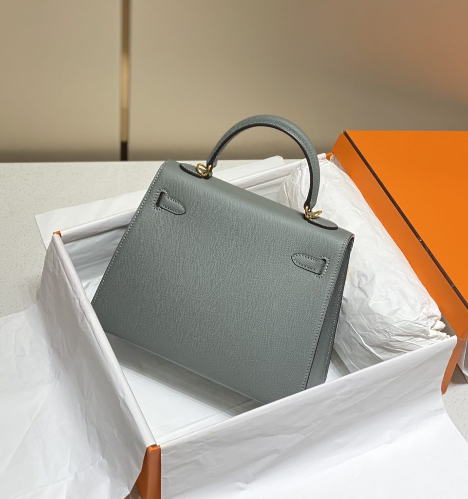 𝑬 𝒑 𝒔 𝒐 𝒎 𝑲 𝒆 𝒍 𝒍 𝒚 Hermes has transcended simple identity symbols in today's era_ More of a cultural symbol of spirit 🎶 With a lot of love for Kelly ❤️ No matter how the back is, it highlights a distinctive elegance 〰️ 28cm