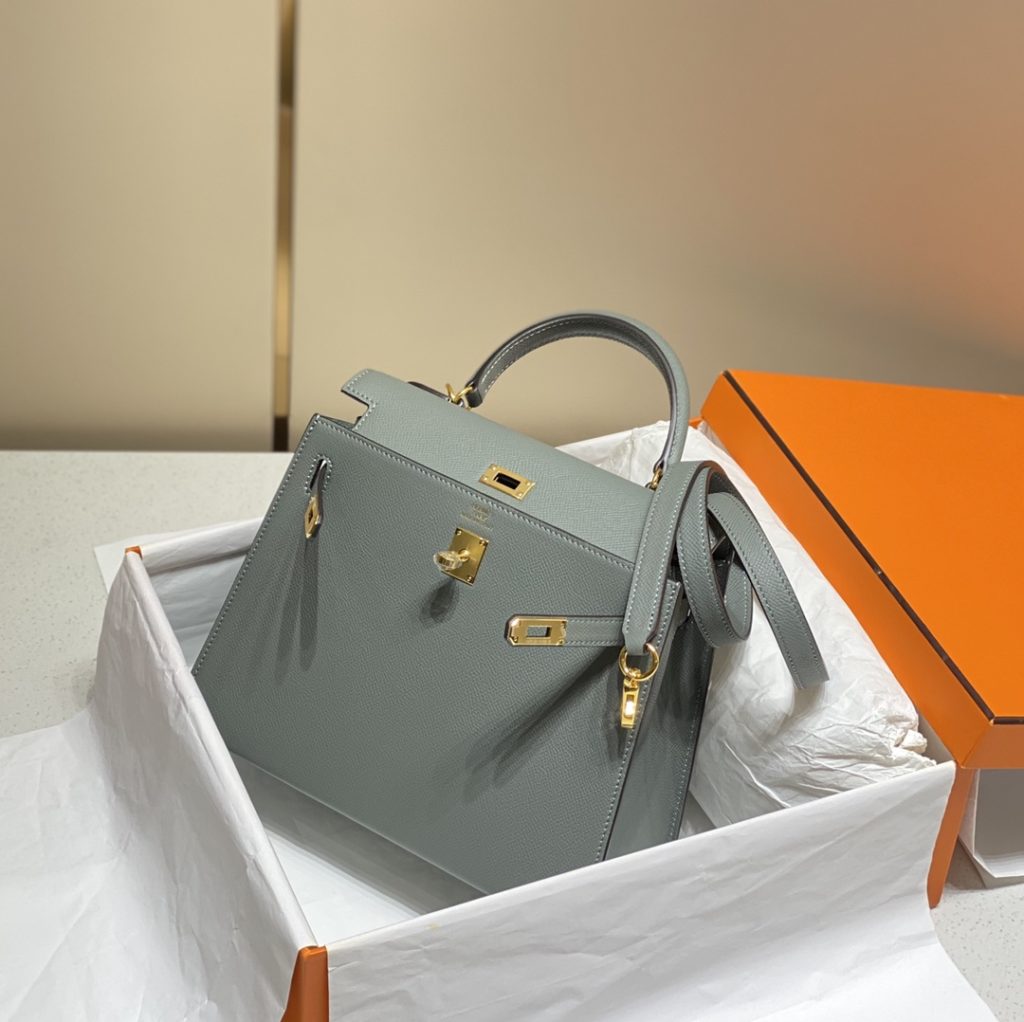 𝑬 𝒑 𝒔 𝒐 𝒎 𝑲 𝒆 𝒍 𝒍 𝒚 Hermes has transcended simple identity symbols in today's era_ More of a cultural symbol of spirit 🎶 With a lot of love for Kelly ❤️ No matter how the back is, it highlights a distinctive elegance 〰️ 28cm