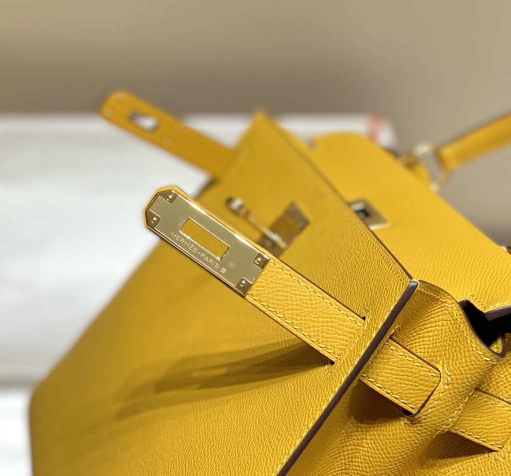 𝑬 𝒑 𝒔 𝒐 𝒎 𝑲 𝒆 𝒍 𝒍 𝒚 ☆ Amber yellow Hermes has transcended simple identity symbols in today's era_ More of a cultural symbol of spirit 🎶 With a lot of love for Kelly ❤️ No matter how the back is, it highlights a distinctive elegance 〰️ 25cm 28cm